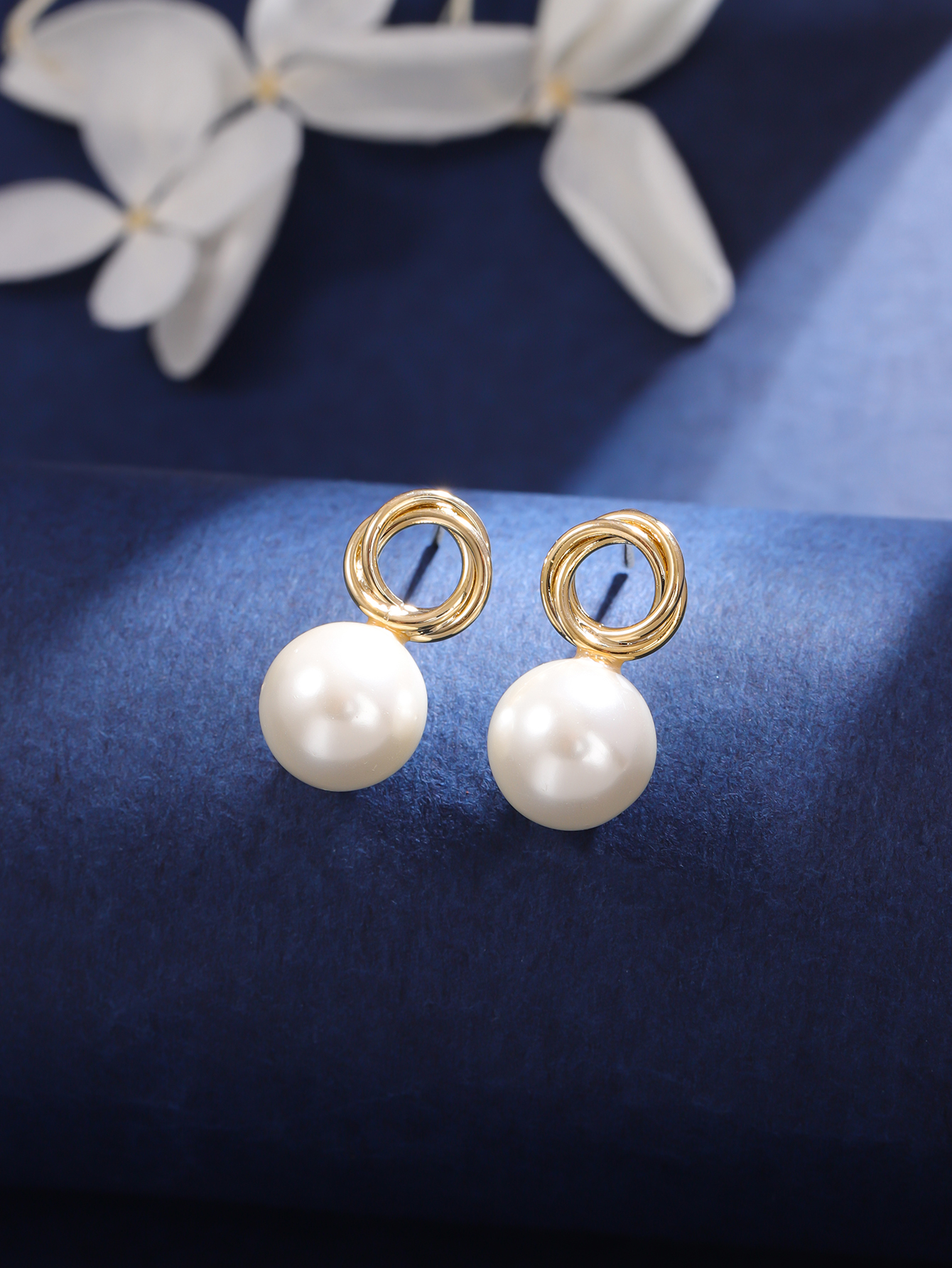 1 Pair Elegant Luxurious Round Plating Inlay Copper Pearl 18K Gold Plated Earrings display picture 4