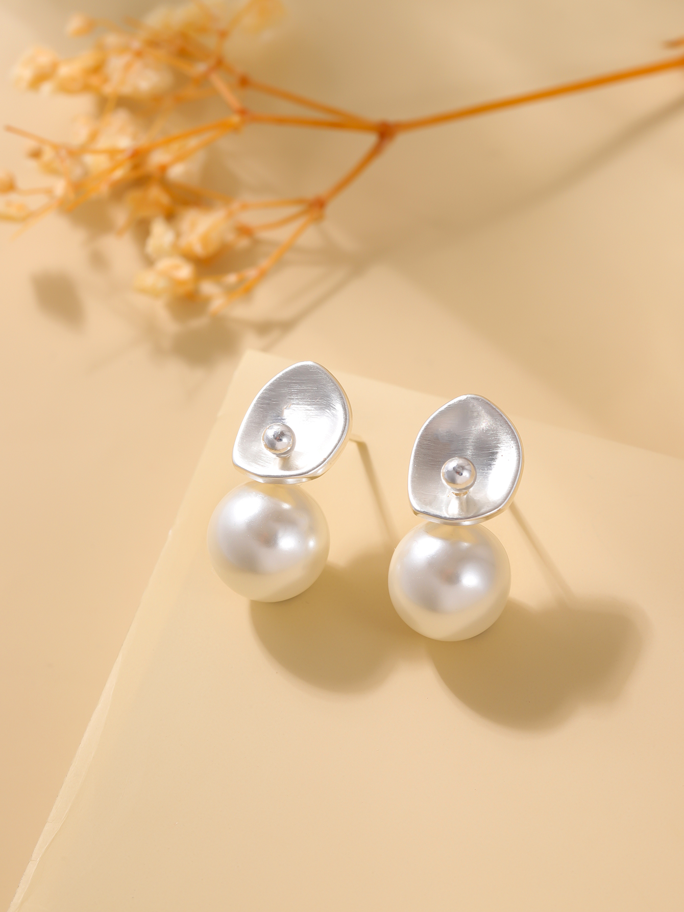 1 Pair Queen Solid Color Solid Color Plating Inlay Copper Pearl Silver Plated Ear Studs display picture 3