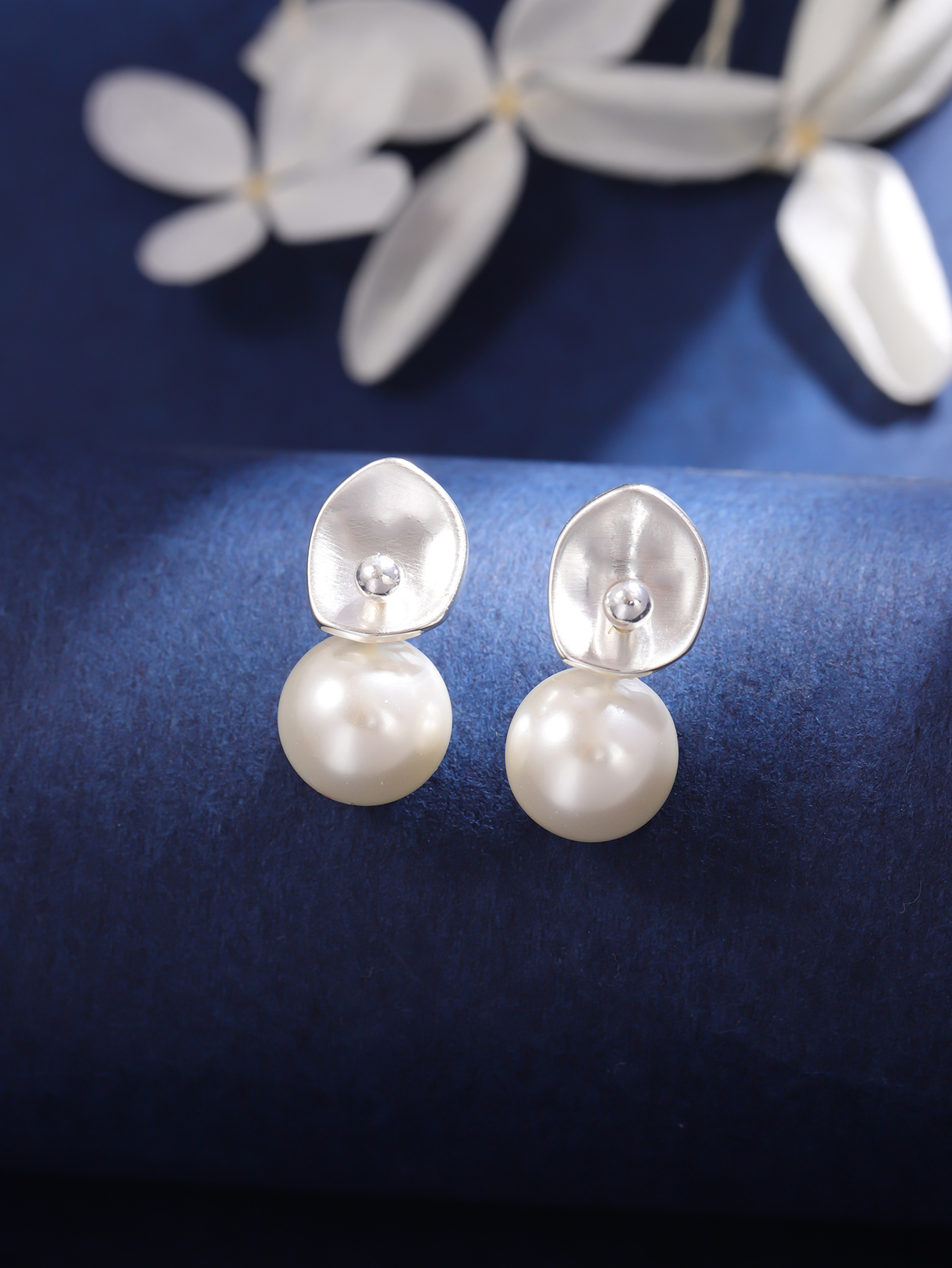 1 Pair Queen Solid Color Solid Color Plating Inlay Copper Pearl Silver Plated Ear Studs display picture 4