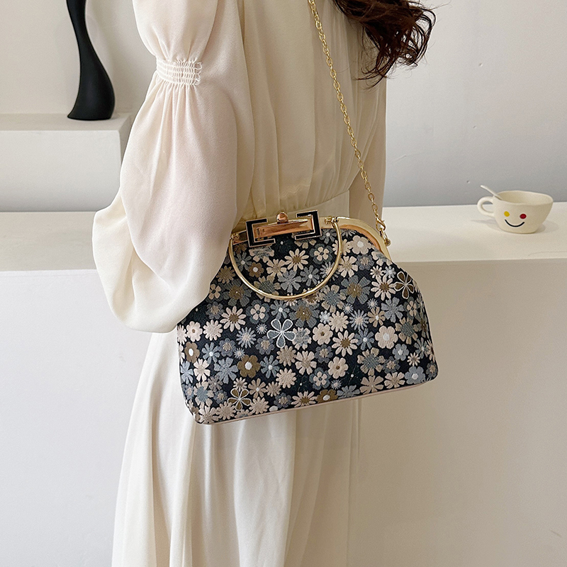 Women's Medium Nylon Ditsy Floral Vintage Style Classic Style Clasp Frame Handbag display picture 8