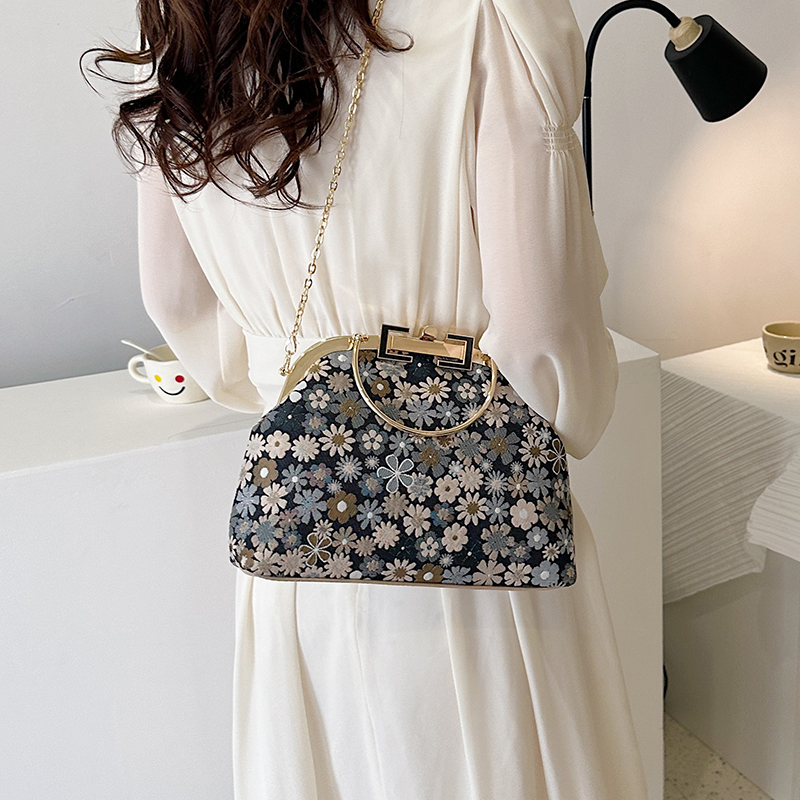 Women's Medium Nylon Ditsy Floral Vintage Style Classic Style Clasp Frame Handbag display picture 10