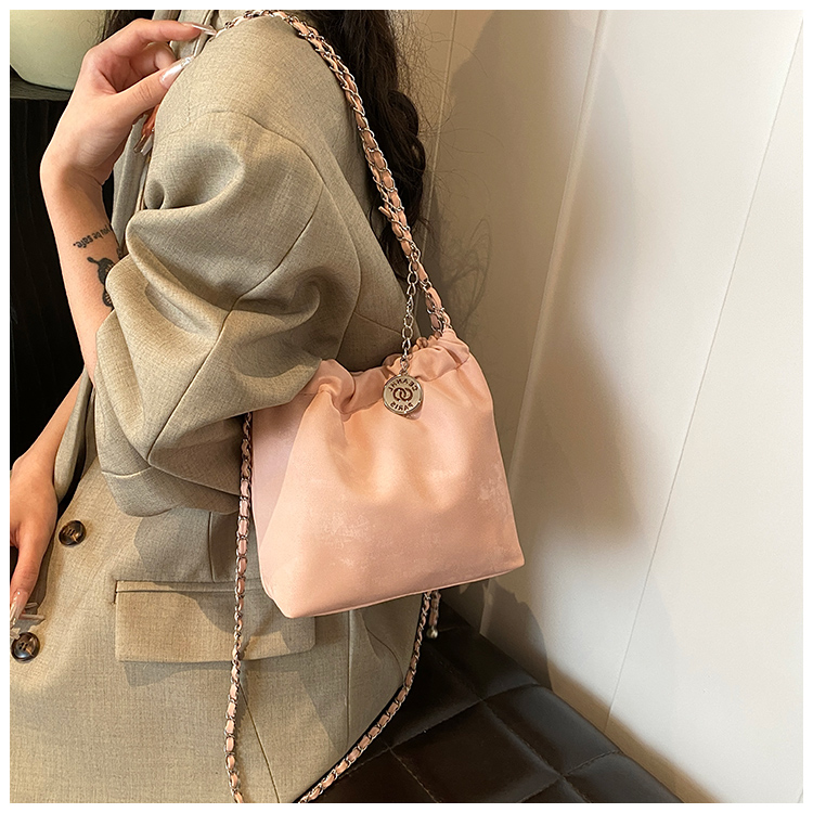 Women's Medium Pu Leather Solid Color Basic Classic Style Bucket Magnetic Buckle Shoulder Bag display picture 12