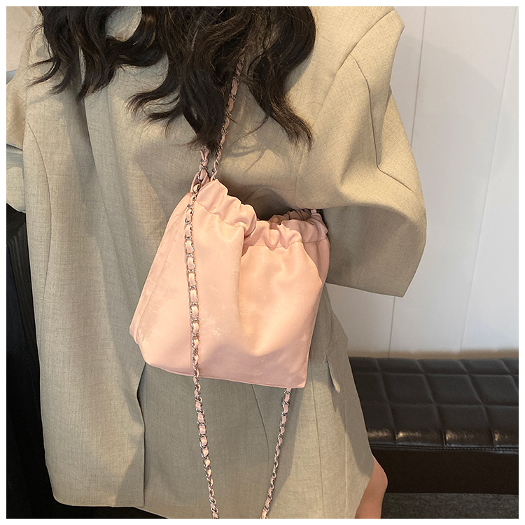 Women's Medium Pu Leather Solid Color Basic Classic Style Bucket Magnetic Buckle Shoulder Bag display picture 9