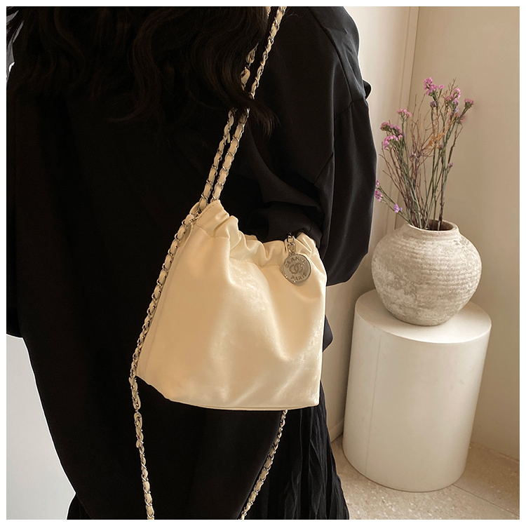 Women's Medium Pu Leather Solid Color Basic Classic Style Bucket Magnetic Buckle Shoulder Bag display picture 13