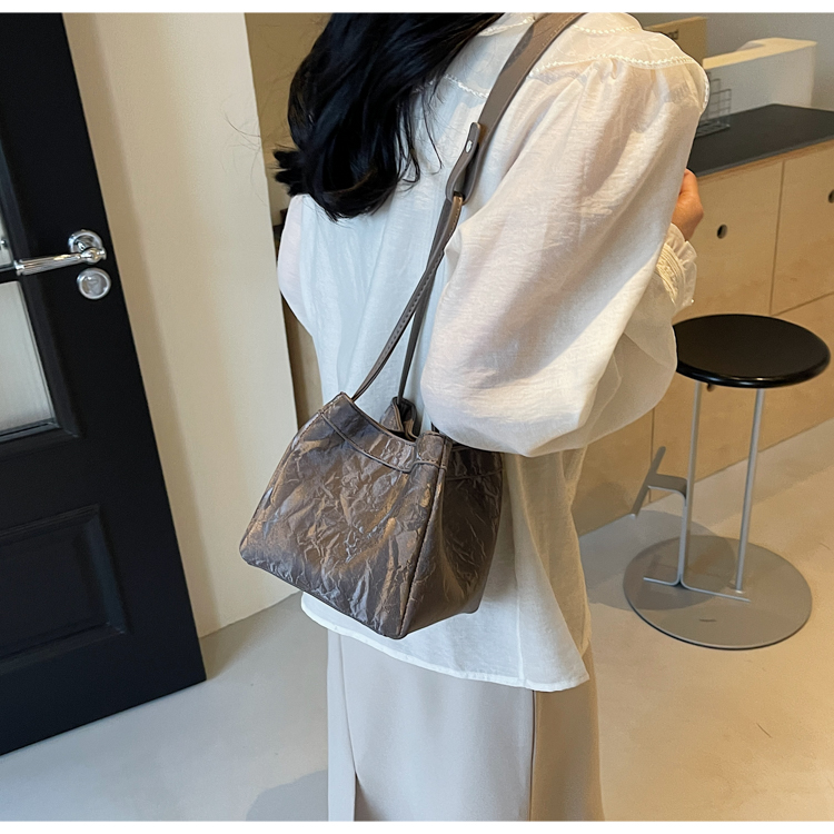Women's Medium Pu Leather Solid Color Basic Classic Style Bucket Magnetic Buckle Shoulder Bag display picture 8