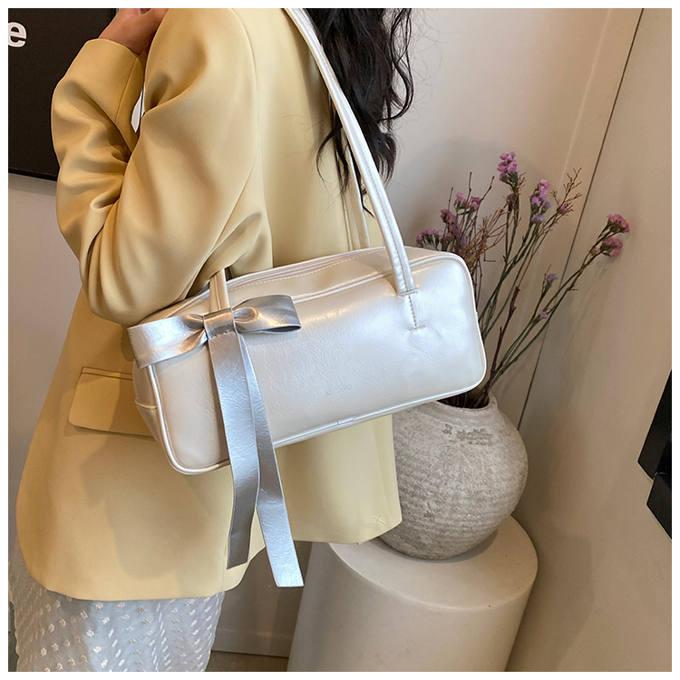 Women's Medium Pu Leather Solid Color Vintage Style Streetwear Bowknot Square Zipper Underarm Bag display picture 11