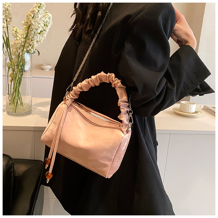 Women's Medium Pu Leather Solid Color Classic Style Streetwear Square Zipper Crossbody Bag display picture 14
