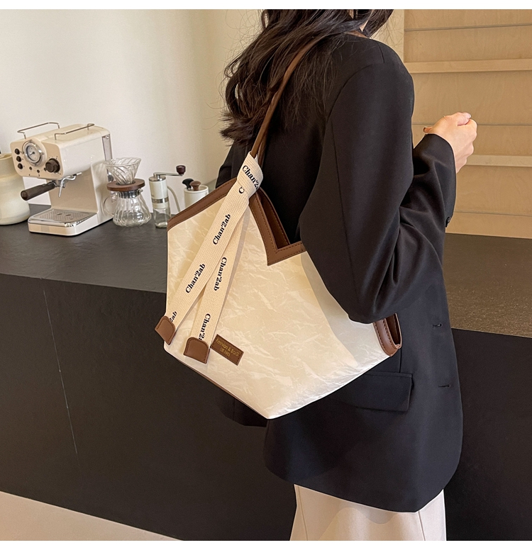 Women's Large Pu Leather Solid Color Basic Classic Style Pillow Shape Zipper Tote Bag display picture 4