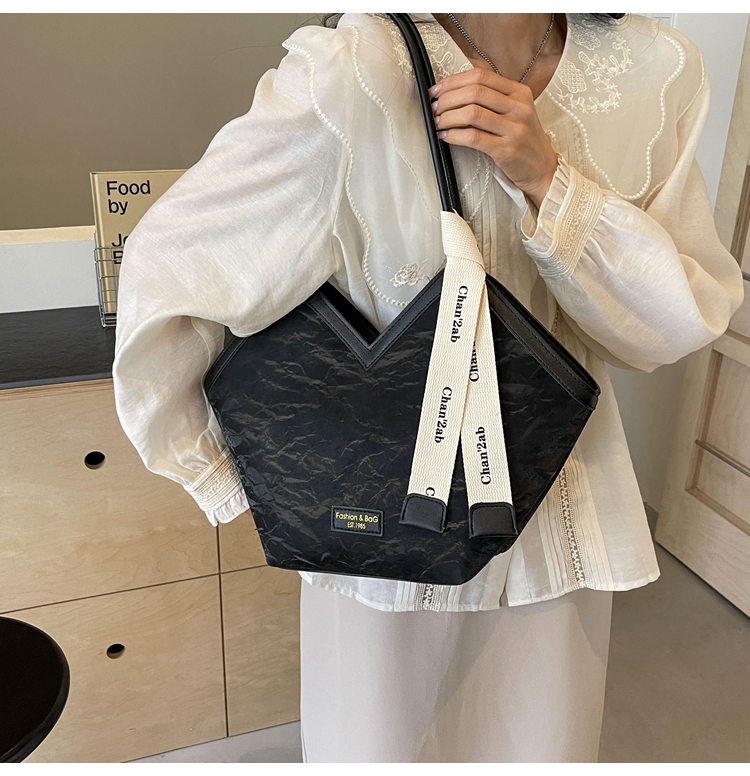 Femmes Grande Faux Cuir Couleur Unie De Base Style Classique Forme D'Oreiller Fermeture Éclair Sac À Main display picture 11