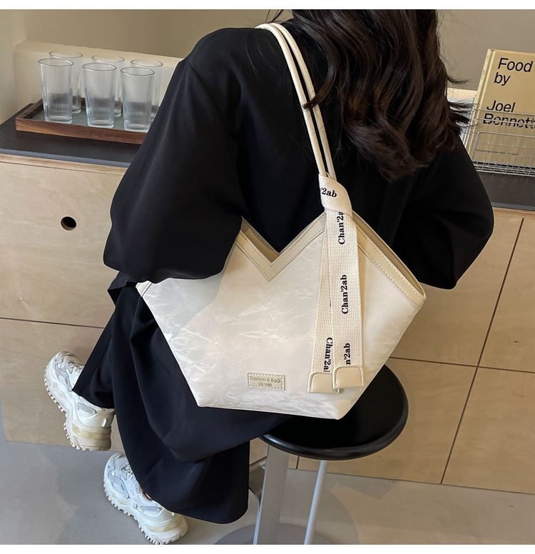Women's Large Pu Leather Solid Color Basic Classic Style Pillow Shape Zipper Tote Bag display picture 10