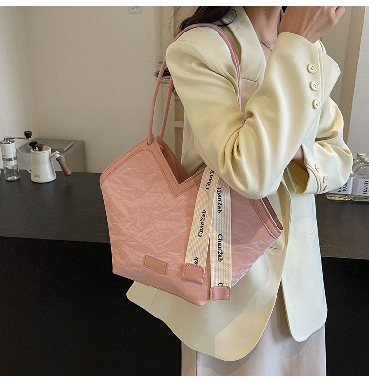 Women's Large Pu Leather Solid Color Basic Classic Style Pillow Shape Zipper Tote Bag display picture 7