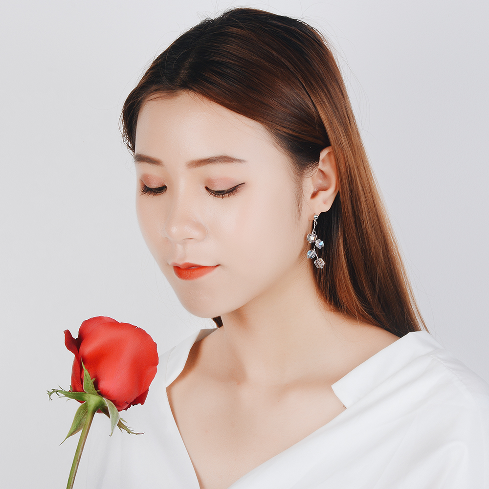 1 Pair Simple Style Classic Style Solid Color Inlay Copper Crystal Drop Earrings display picture 11