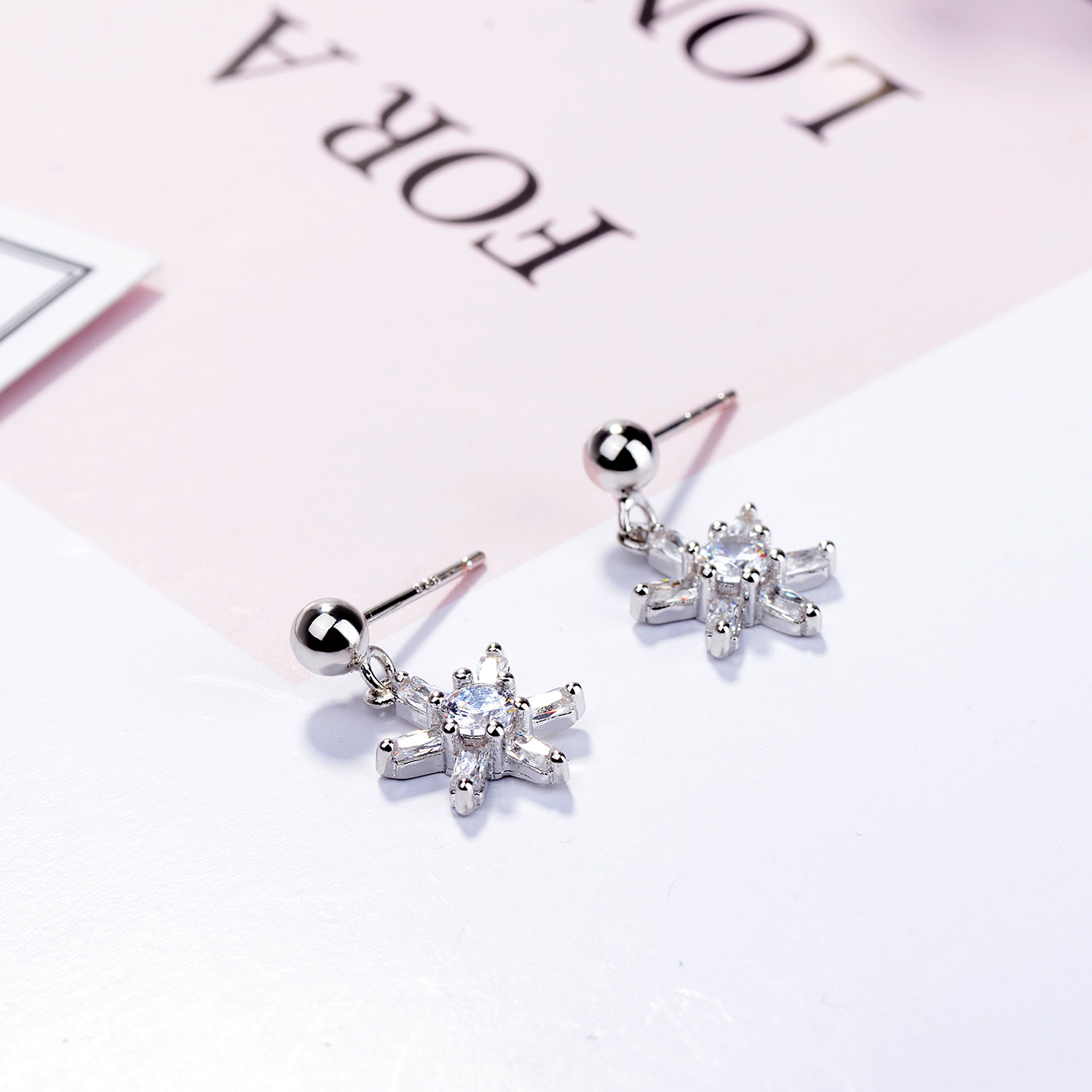 1 Pair Basic Snowflake Inlay Copper Zircon Drop Earrings display picture 4