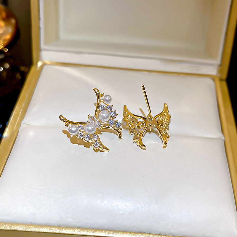 1 Par Elegante Brillante Mariposa Embutido Cobre Perlas Artificiales Circón Chapado En Oro De 14 Quilates. Pendientes display picture 6