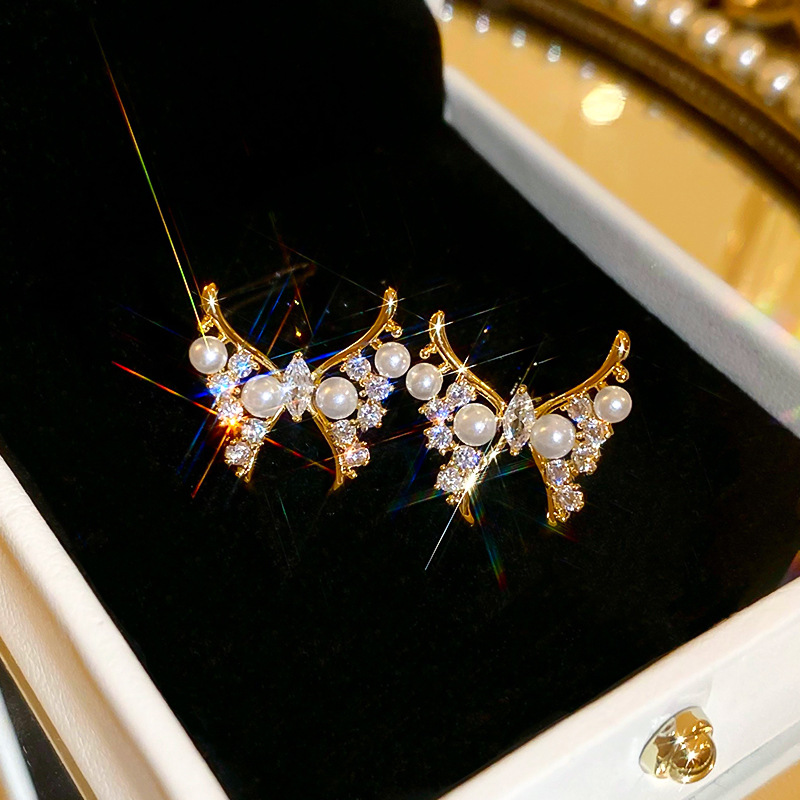1 Pair Elegant Shiny Butterfly Inlay Copper Artificial Pearls Zircon 14K Gold Plated Ear Studs display picture 2
