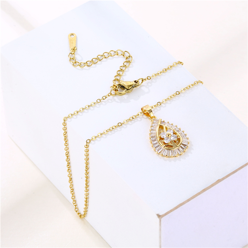 201 Stainless Steel Brass 18K Gold Plated Elegant Modern Style Classic Style Plating Inlay Four Leaf Clover Tree Water Droplets Zircon Pendant Necklace display picture 4