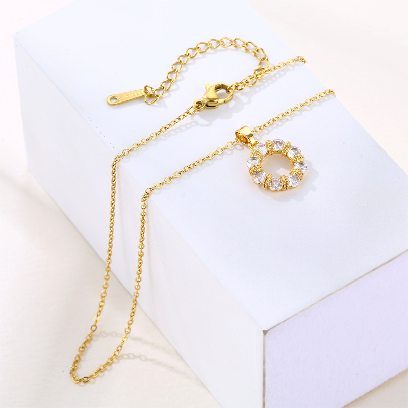 201 Stainless Steel Brass 18K Gold Plated Elegant Lady Korean Style Plating Inlay Circle Rhinestones Zircon Pendant Necklace display picture 3