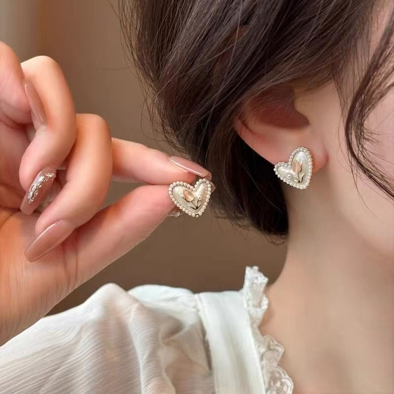 1 Pair IG Style Sweet Heart Shape Flower Inlay Alloy Pearl Silver Plated Ear Studs display picture 1