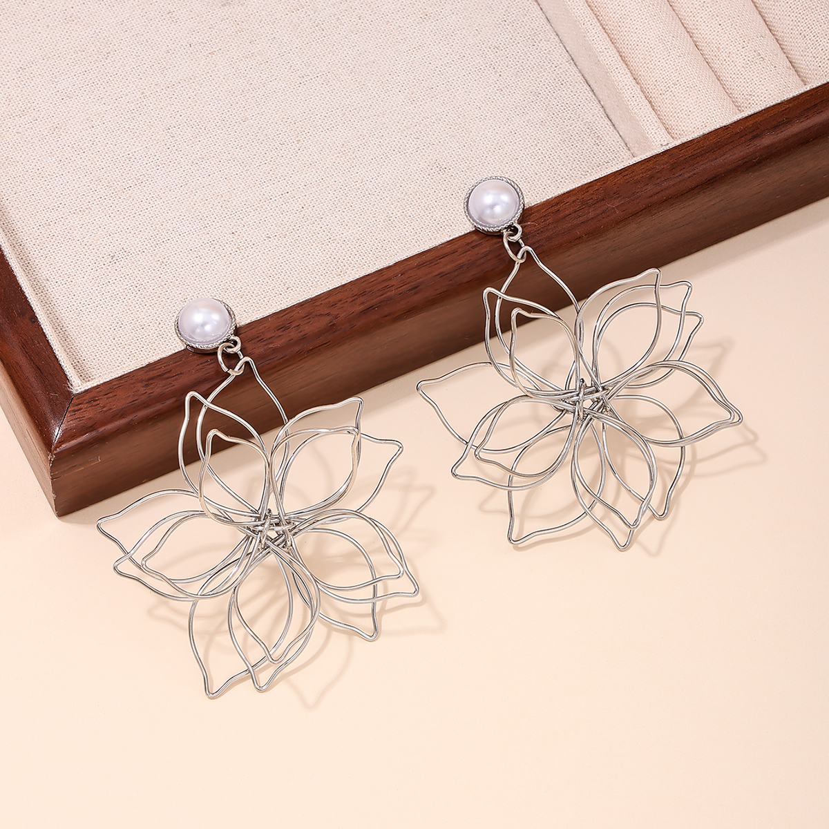 1 Pair Streetwear Elegant Flower Hollow Out Inlay 201 Stainless Steel Zinc Alloy Artificial Pearls Drop Earrings display picture 6