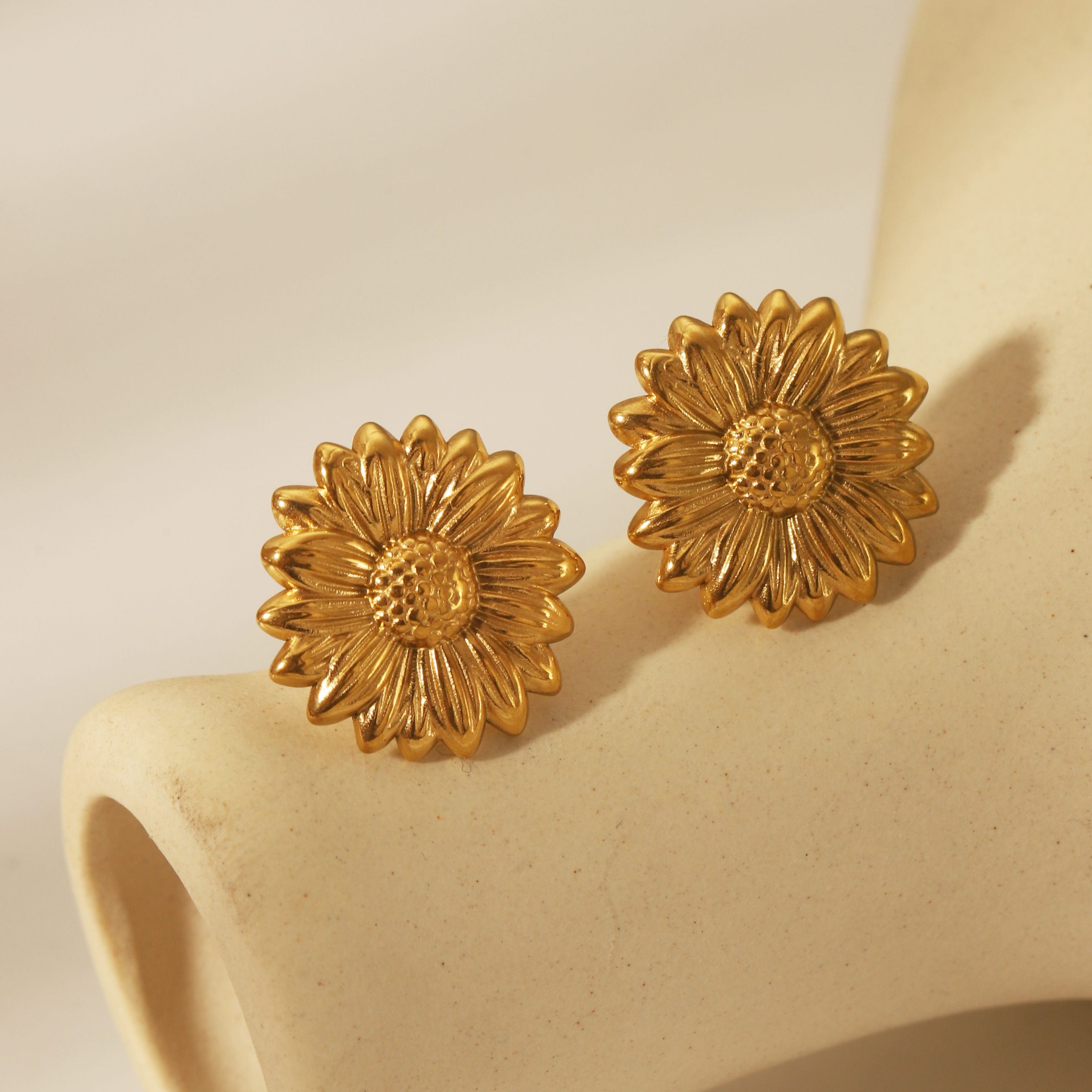 1 Pair Romantic Simple Style Sunflower 304 Stainless Steel 18K Gold Plated Ear Studs display picture 2