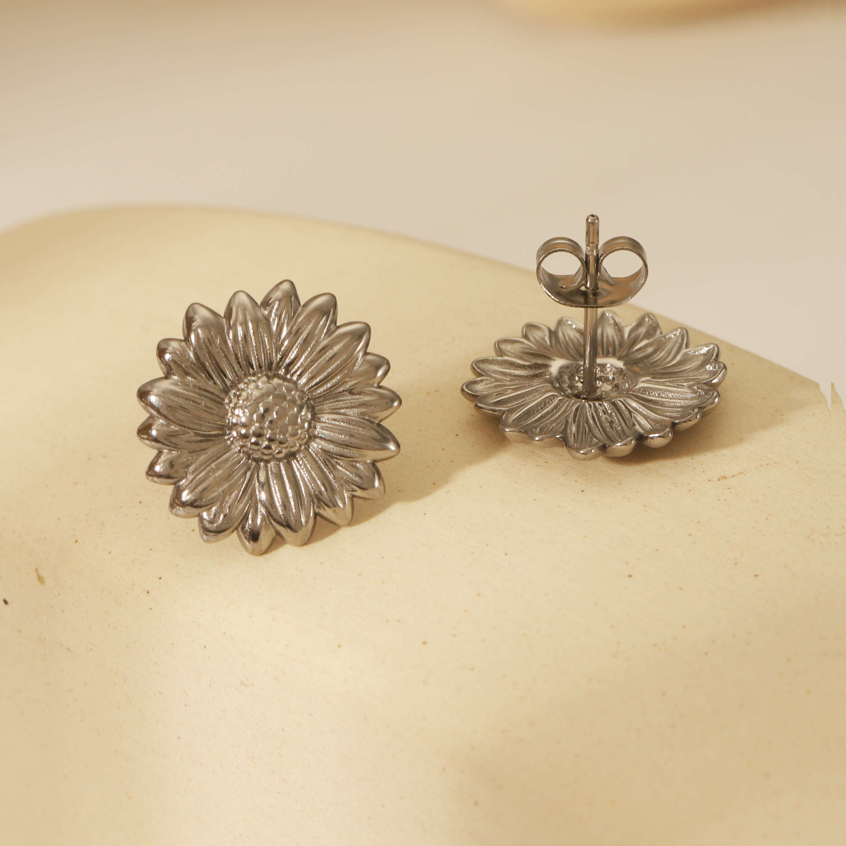 1 Pair Romantic Simple Style Sunflower 304 Stainless Steel 18K Gold Plated Ear Studs display picture 1