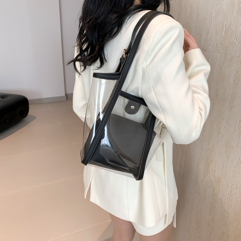 Women's Medium PVC Solid Color Classic Style Square Hidden Buckle Shoulder Bag display picture 3