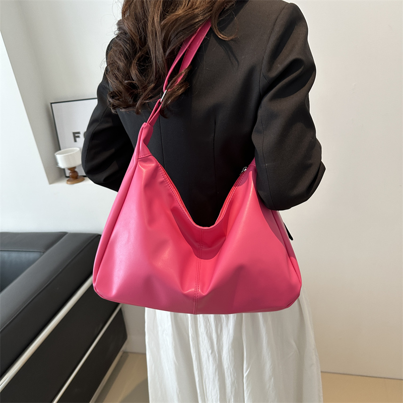 Women's Large Pu Leather Solid Color Basic Classic Style Pillow Shape Zipper Crossbody Bag display picture 8