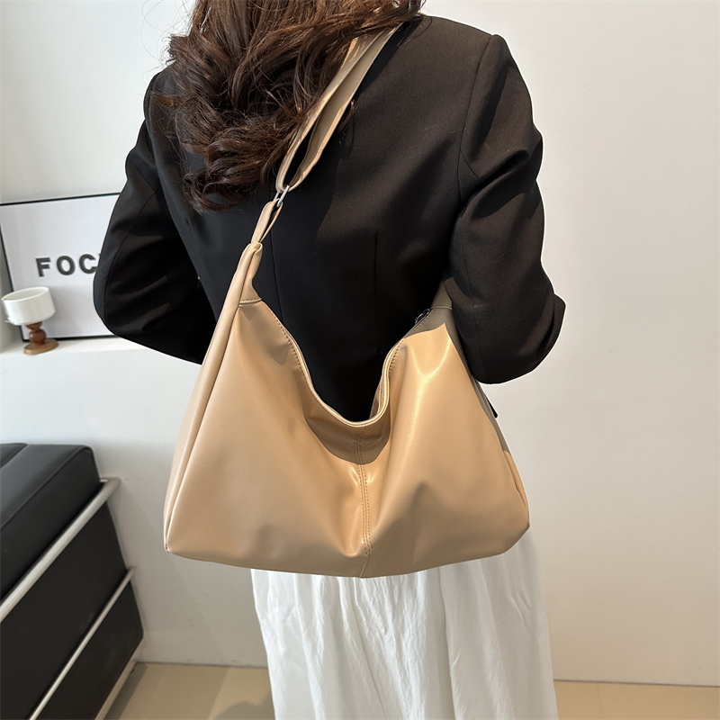 Women's Large Pu Leather Solid Color Basic Classic Style Pillow Shape Zipper Crossbody Bag display picture 4