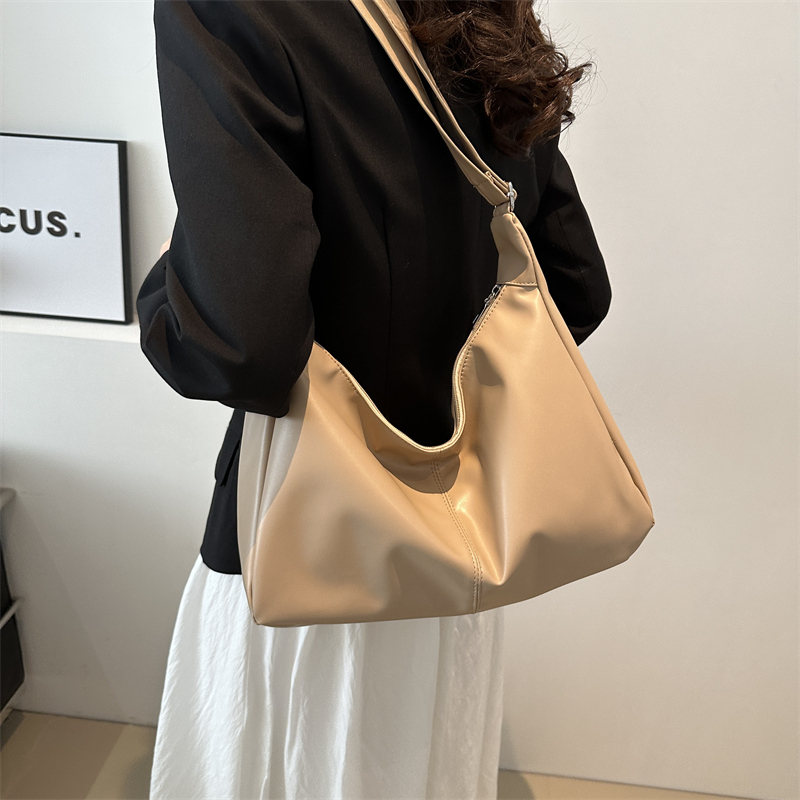 Women's Large Pu Leather Solid Color Basic Classic Style Pillow Shape Zipper Crossbody Bag display picture 5