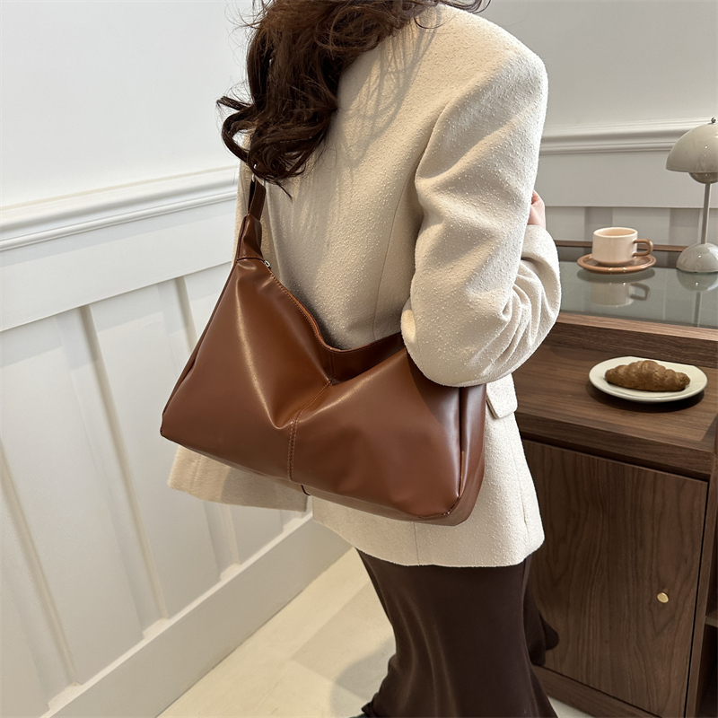 Women's Large Pu Leather Solid Color Basic Classic Style Pillow Shape Zipper Crossbody Bag display picture 9