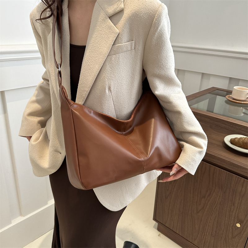 Women's Large Pu Leather Solid Color Basic Classic Style Pillow Shape Zipper Crossbody Bag display picture 6