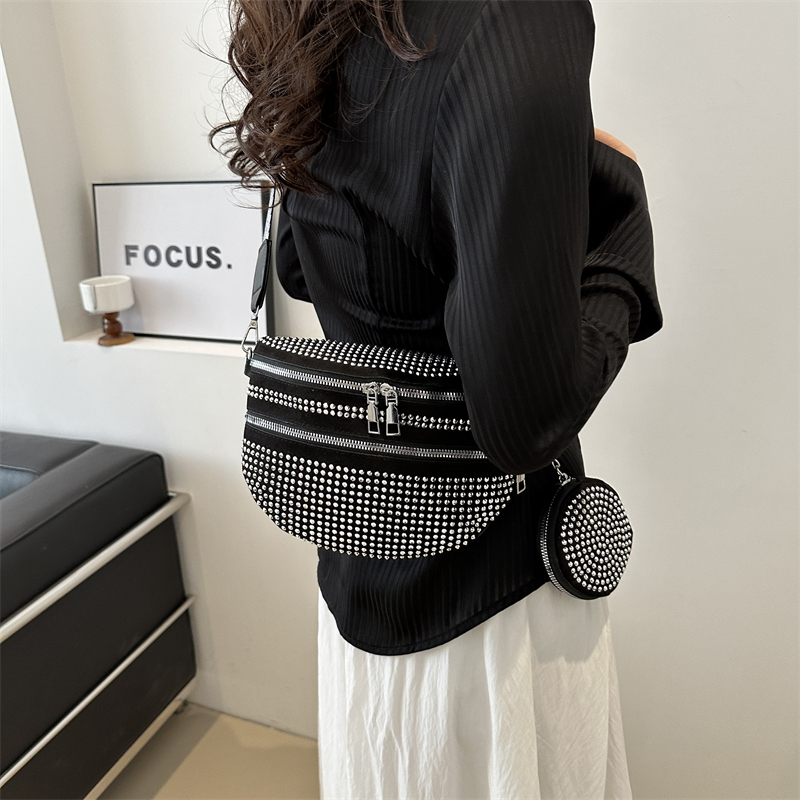 Femmes Moyen Faux Cuir Couleur Unie Vêtement De Rue Strass Forme De Boulette Fermeture Éclair Sac Banane display picture 4