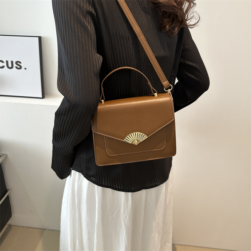 Women's Medium Pu Leather Solid Color Vintage Style Classic Style Square Flip Cover Crossbody Bag display picture 9