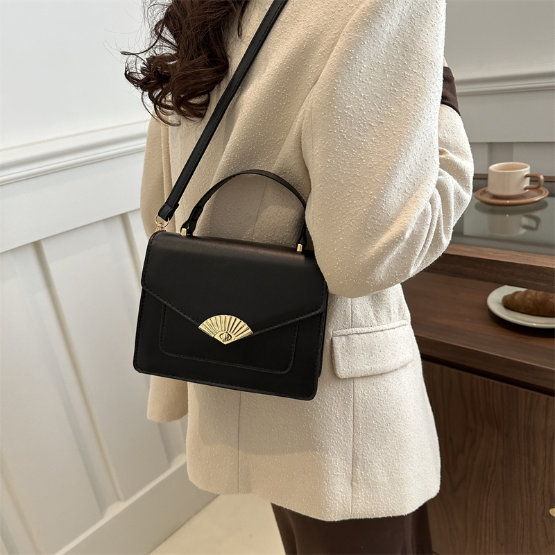 Women's Medium Pu Leather Solid Color Vintage Style Classic Style Square Flip Cover Crossbody Bag display picture 6