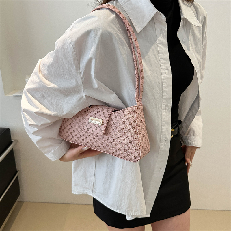Women's Medium Pu Leather Solid Color Vintage Style Streetwear Pillow Shape Flip Cover Underarm Bag display picture 9