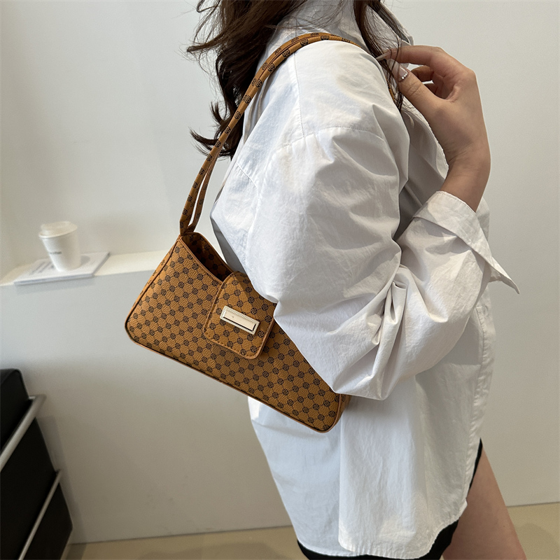 Women's Medium Pu Leather Solid Color Vintage Style Streetwear Pillow Shape Flip Cover Underarm Bag display picture 6