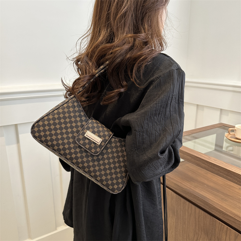 Women's Medium Pu Leather Solid Color Vintage Style Streetwear Pillow Shape Flip Cover Underarm Bag display picture 10