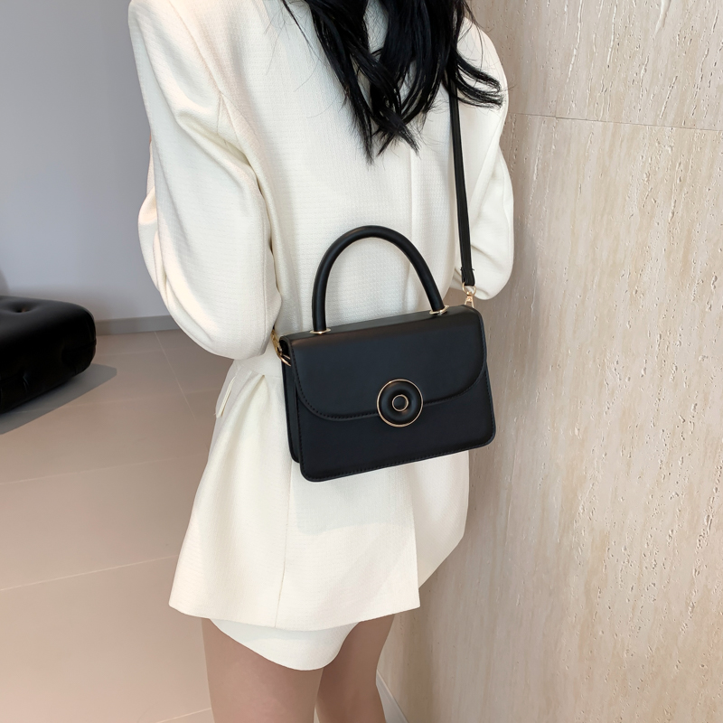 Women's Small Pu Leather Solid Color Vintage Style Square Flip Cover Crossbody Bag display picture 7