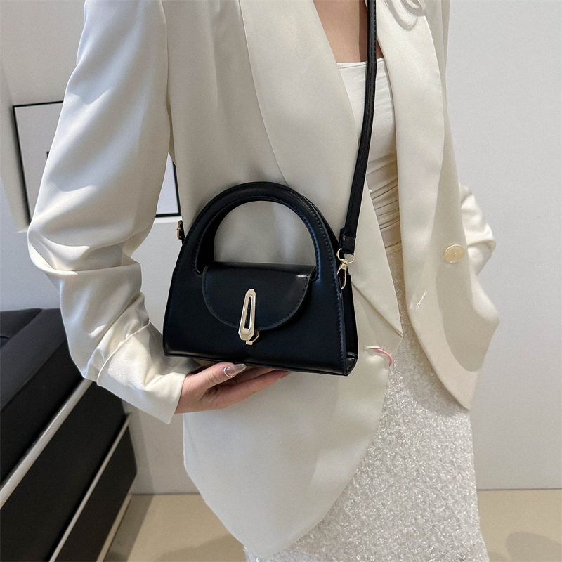 Women's Medium Pu Leather Solid Color Streetwear Square Lock Clasp Crossbody Bag display picture 2