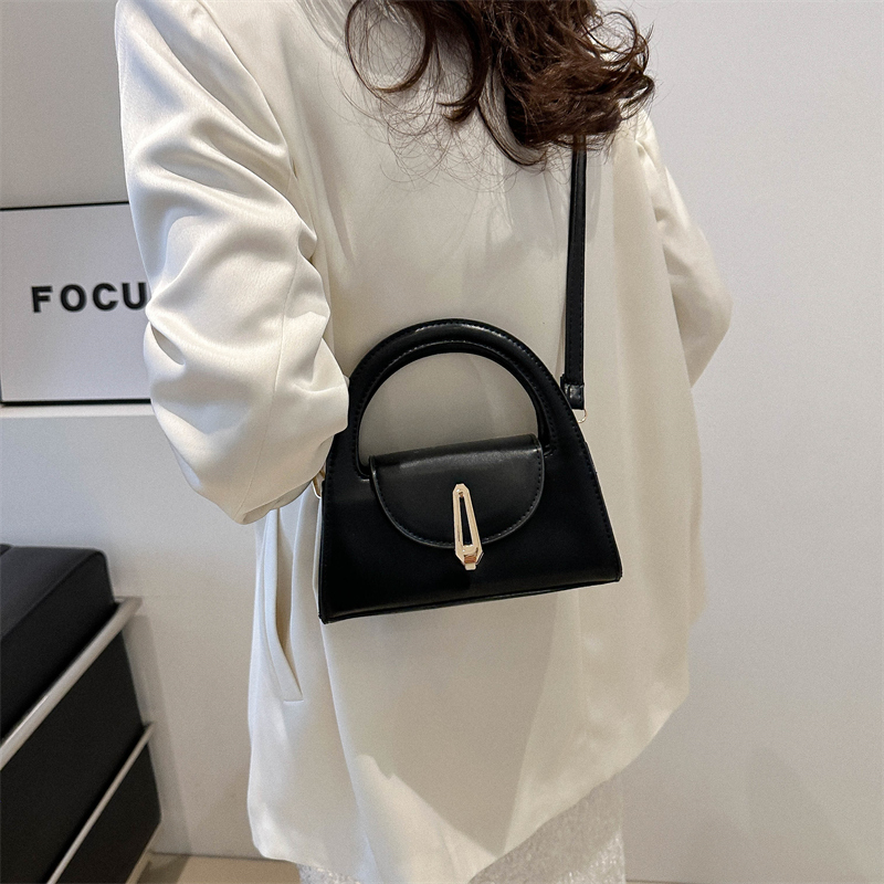 Women's Medium Pu Leather Solid Color Streetwear Square Lock Clasp Crossbody Bag display picture 10