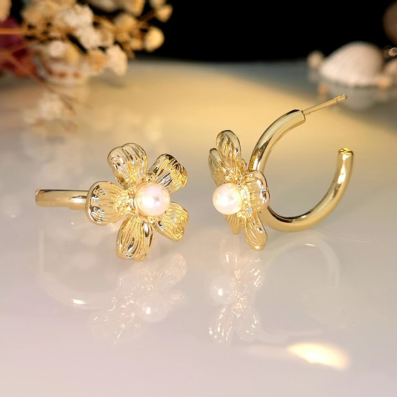 1 Paire Élégant Dame Style Classique Fleur Incruster Alliage De Zinc Perles Artificielles Boucles D'Oreilles display picture 1