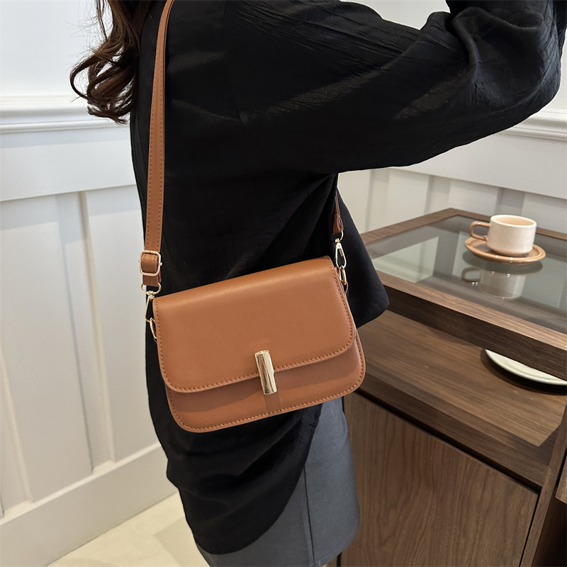 Women's Small Pu Leather Solid Color Elegant Vintage Style Square Lock Clasp Crossbody Bag display picture 4