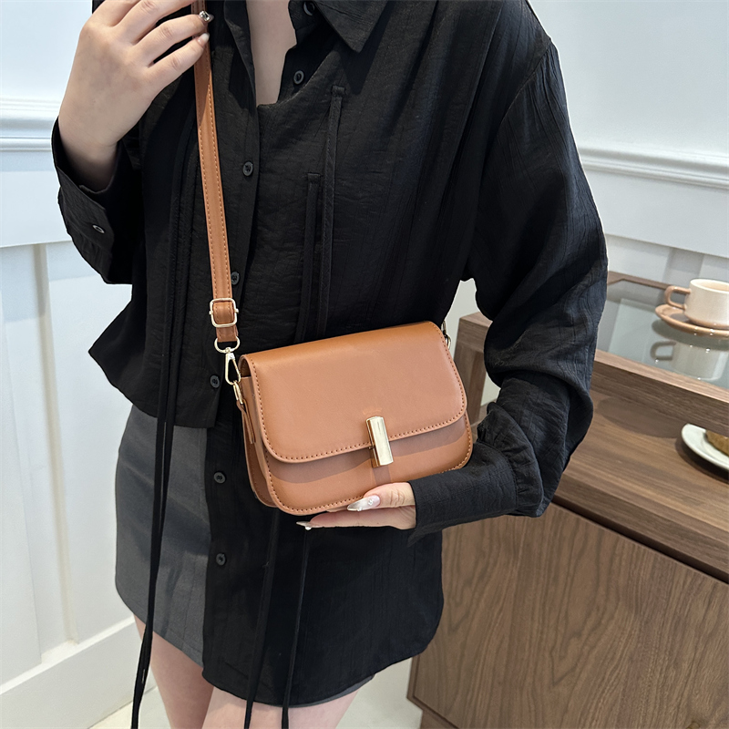 Women's Small Pu Leather Solid Color Elegant Vintage Style Square Lock Clasp Crossbody Bag display picture 2