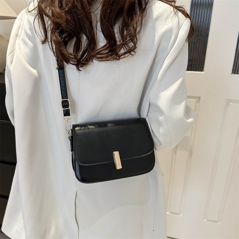 Women's Small Pu Leather Solid Color Elegant Vintage Style Square Lock Clasp Crossbody Bag display picture 8