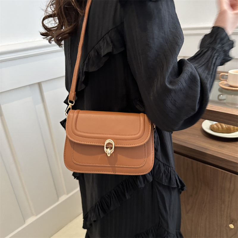 Women's Small Pu Leather Solid Color Classic Style Lock Clasp Crossbody Bag display picture 1