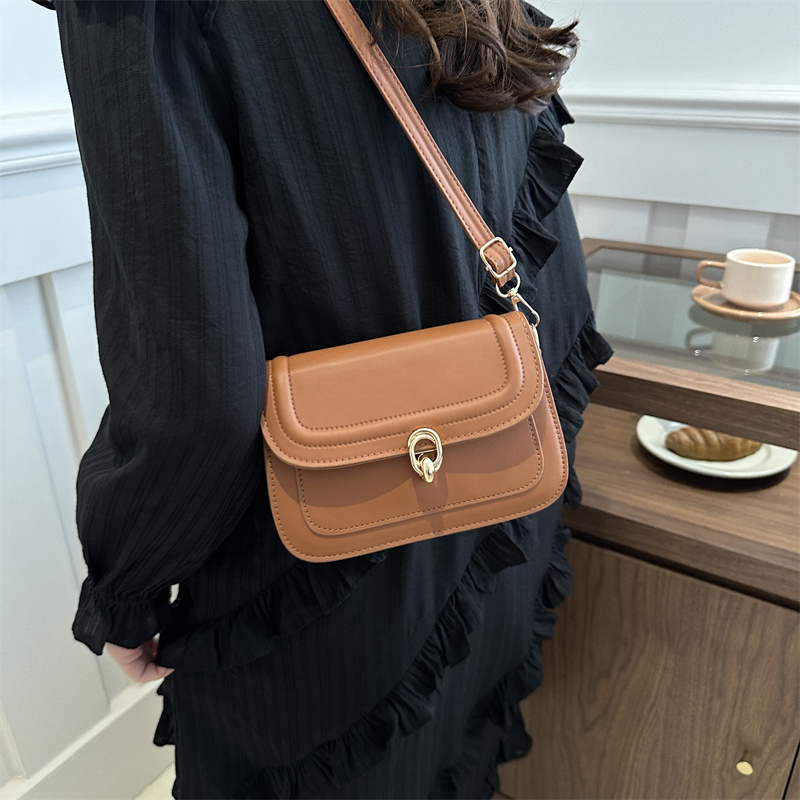 Women's Small Pu Leather Solid Color Classic Style Lock Clasp Crossbody Bag display picture 7