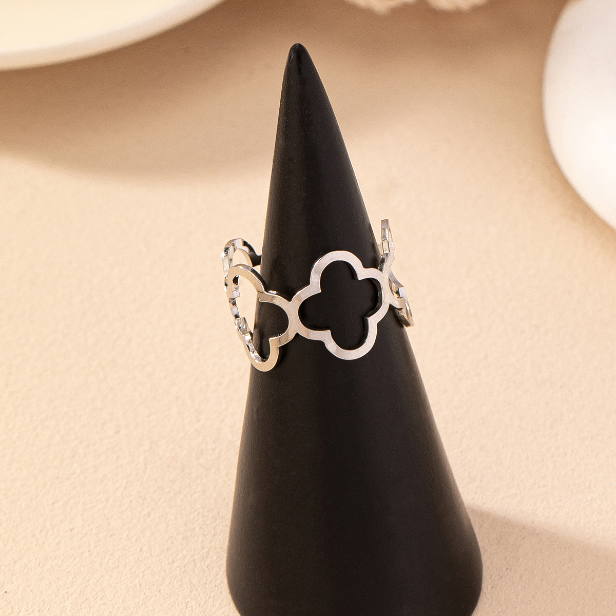 Basic Einfacher Stil Klassischer Stil Blume Eisen Aushöhlen Frau Offener Ring display picture 2