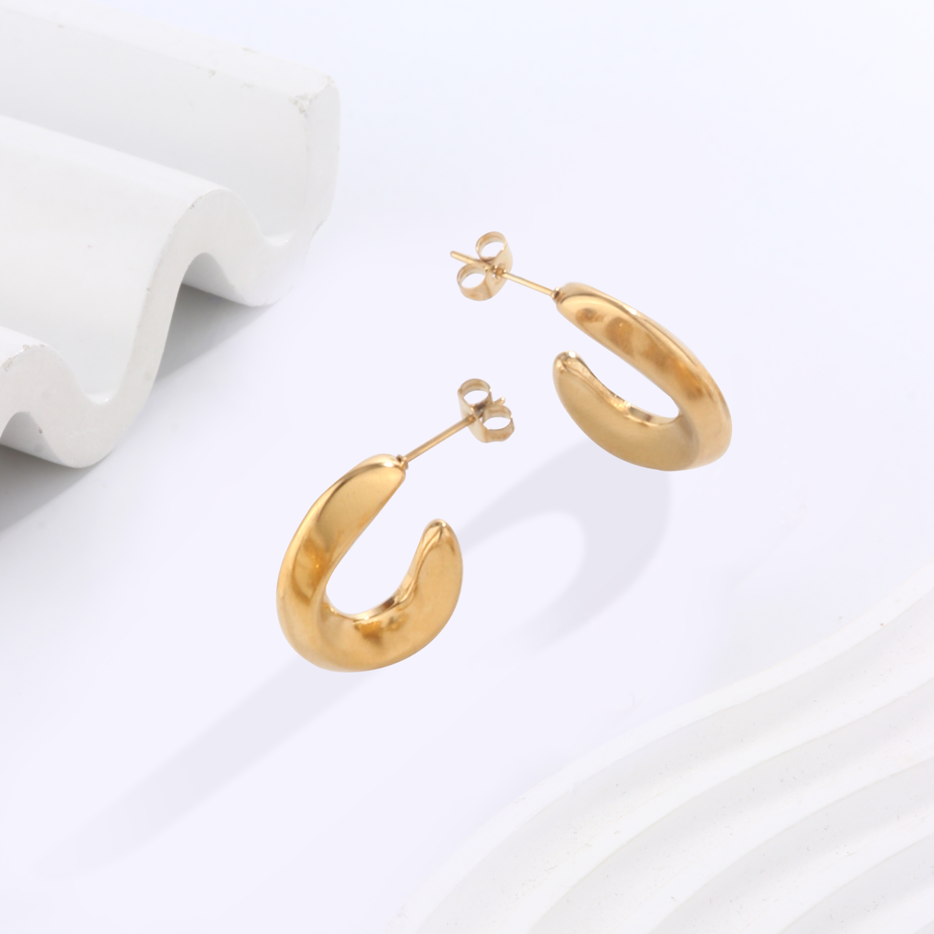 1 Pair Elegant Modern Style Simple Style C Shape U Shape Plating 304 Stainless Steel 18K Gold Plated Hoop Earrings display picture 3