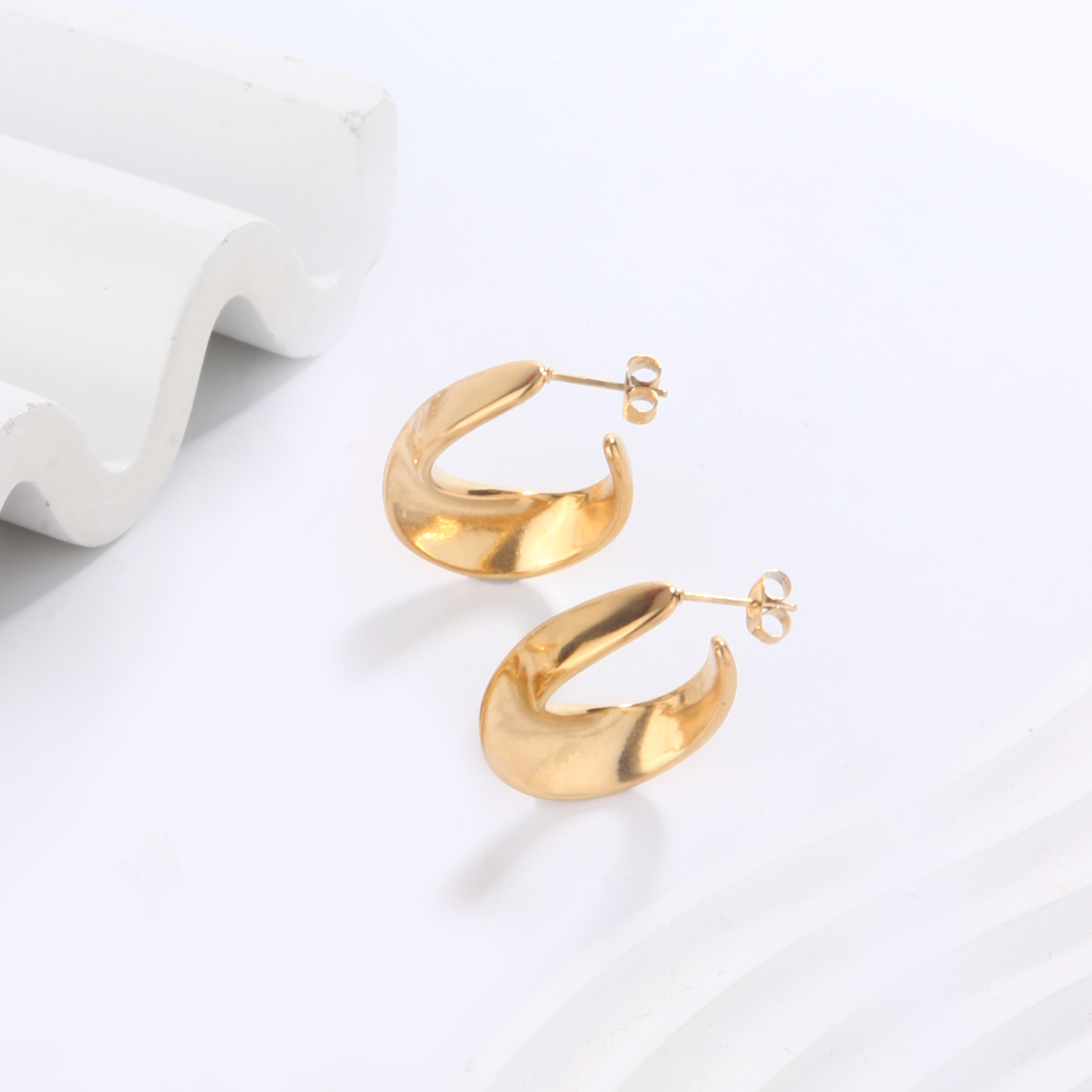 1 Pair Elegant Modern Style Simple Style C Shape U Shape Plating 304 Stainless Steel 18K Gold Plated Hoop Earrings display picture 8