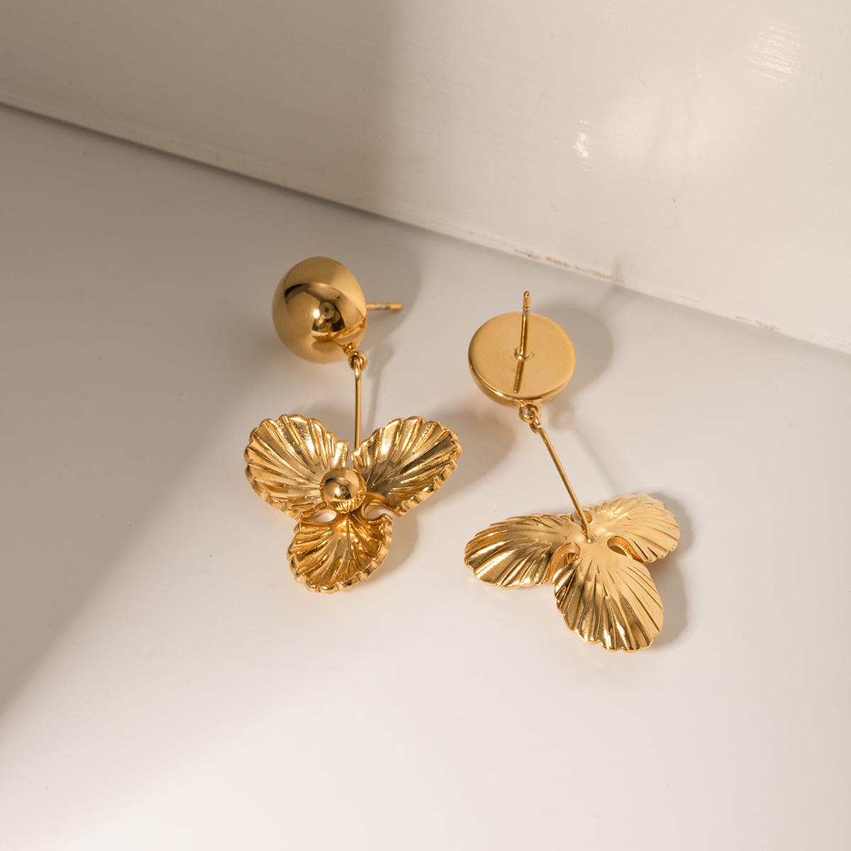 1 Paar Einfacher Stil Klassischer Stil Blütenblatt Überzug Edelstahl 304 18 Karat Vergoldet Tropfenohrringe display picture 3
